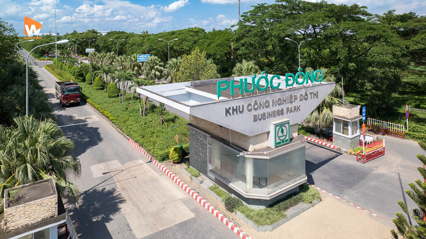 Chụp ảnh khu công nghiệp Phước Đông, cổng chào nhìn từ trục đường nội khu